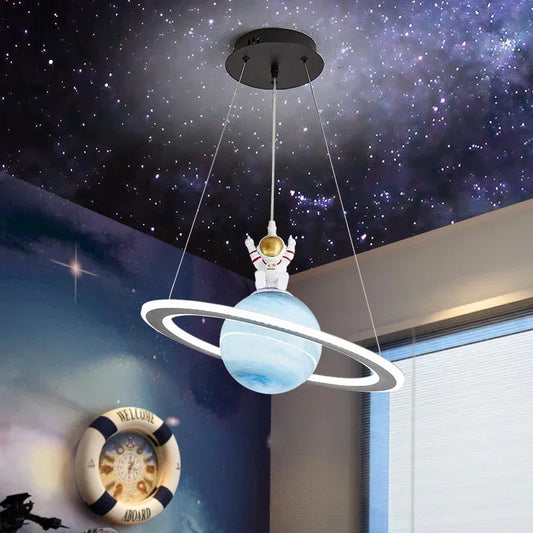 Veilleuse astronaute suspension LED Saturne – Éclairage chambre enfant galaxie 450mm – OrbitKid